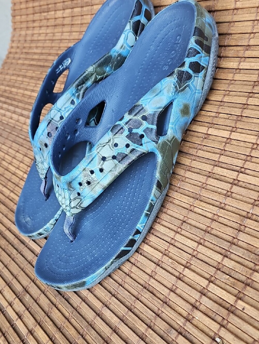 CROCS Men's Blue Patterned Flip-Flops Sandal Breathable Aqua Accents AJ - Picture 3 of 11